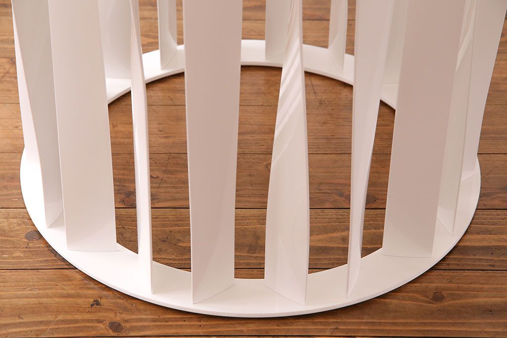 展示美品　Cassina(カッシーナ)　BOBOLI(ボボリ)　デザイン性の高いラウンドテーブル(ダイニングテーブル)(定価約96万円)