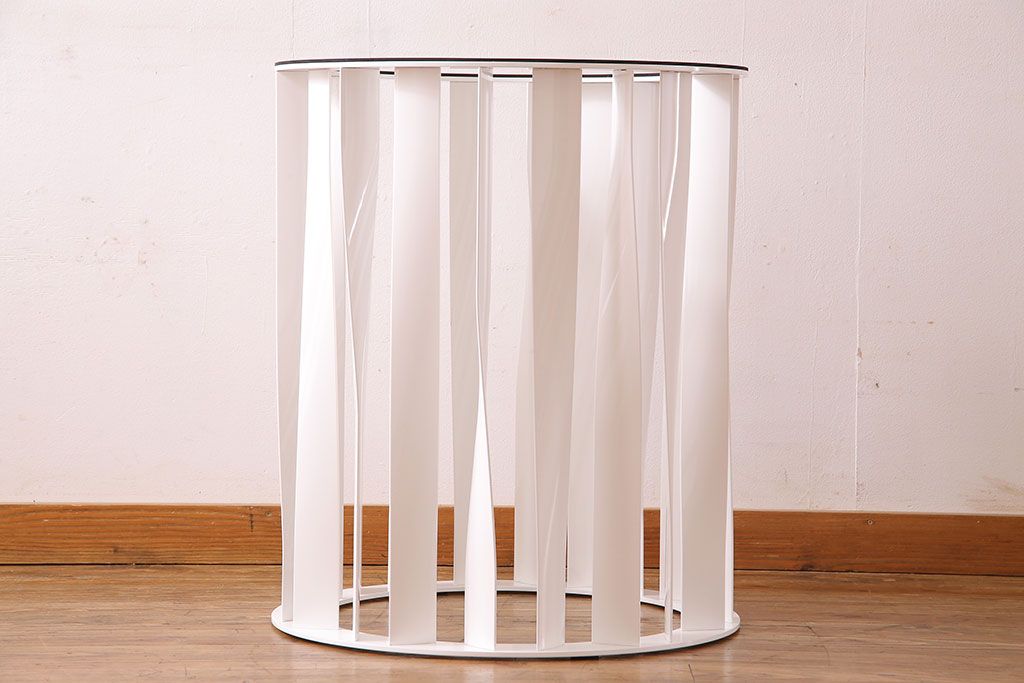 展示美品　Cassina(カッシーナ)　BOBOLI(ボボリ)　デザイン性の高いラウンドテーブル(ダイニングテーブル)(定価約96万円)