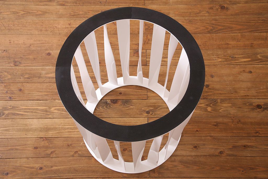 展示美品　Cassina(カッシーナ)　BOBOLI(ボボリ)　デザイン性の高いラウンドテーブル(ダイニングテーブル)(定価約96万円)