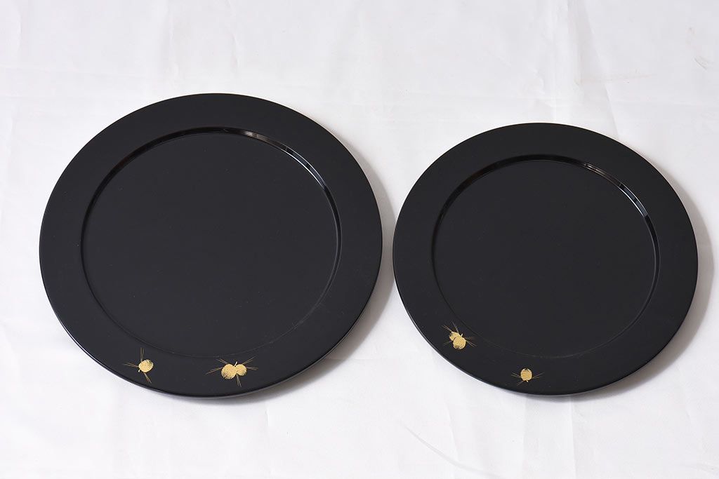 輪島塗　箱付　松ぼっくり　沈金蒔絵　上品な干菓子器(漆器、和食器)2枚セット