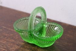 アンティーク雑貨　ウランガラス製の小さなバスケット(小物入れ)