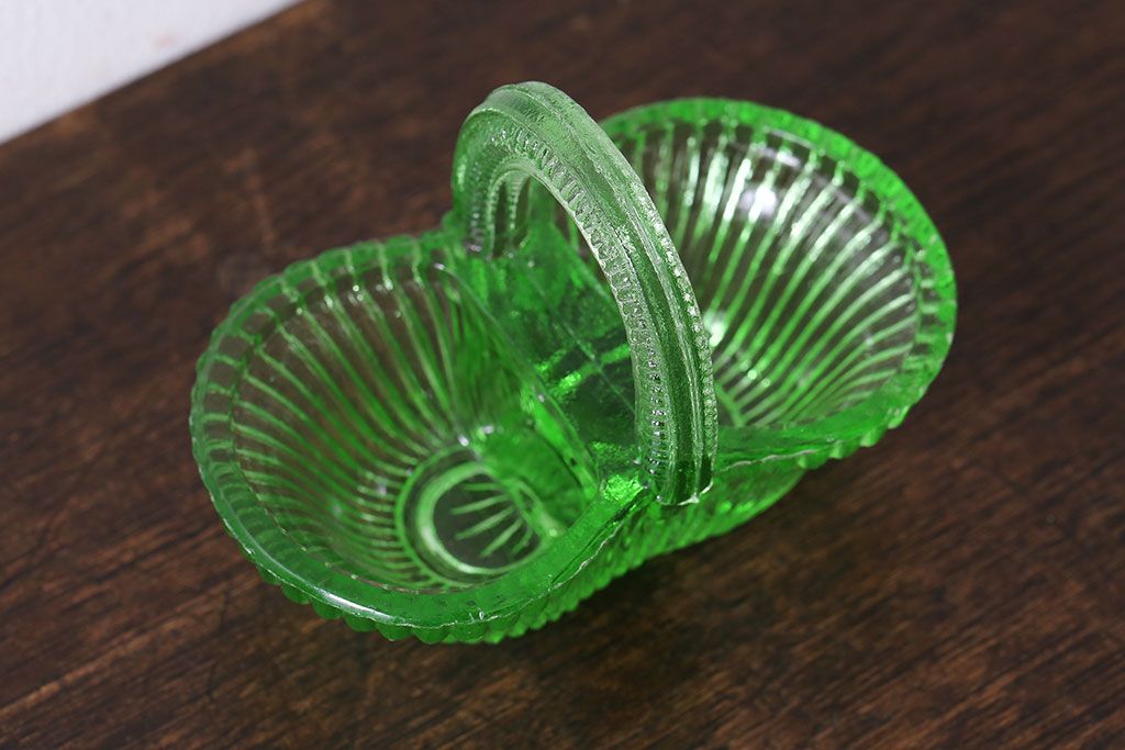 アンティーク雑貨　ウランガラス製の小さなバスケット(小物入れ)