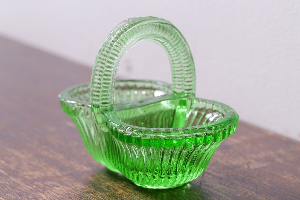 アンティーク雑貨　ウランガラス製の小さなバスケット(小物入れ)