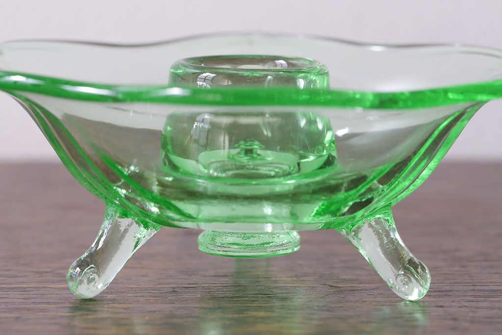 アンティーク雑貨　イギリスビンテージ　ウランガラス製の小振りな三つ足キャンドルスタンド(ろうそく立て)(1)