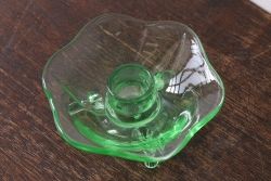 アンティーク雑貨　イギリスアンティーク　ウランガラス製の小振りな三つ足キャンドルスタンド(ろうそく立て)(2)