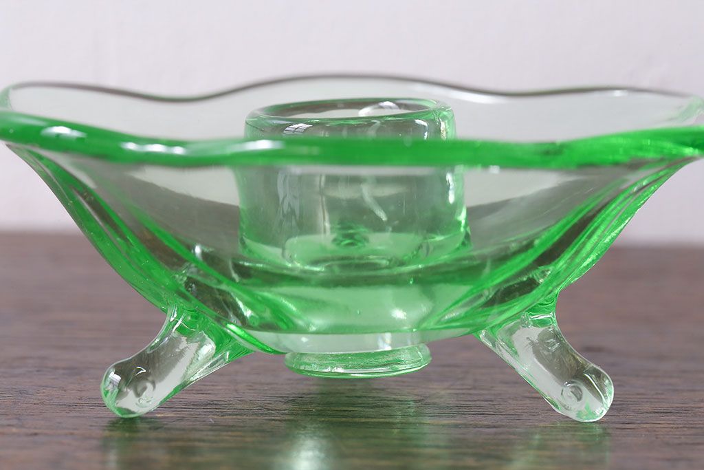 アンティーク雑貨　イギリスアンティーク　ウランガラス製の小振りな三つ足キャンドルスタンド(ろうそく立て)(2)
