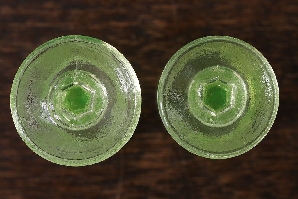 アンティーク雑貨　【K様ご成約分】フランスアンティーク　ウランガラス製　二つの表情が魅力的なリキュールグラス(ガラス杯、酒器、脚付コップ)