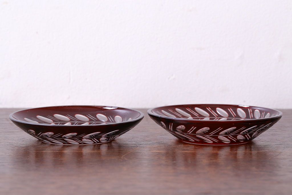 アンティーク雑貨　赤被せ　上品なデザインの切子ガラス小皿(和食器)2個セット