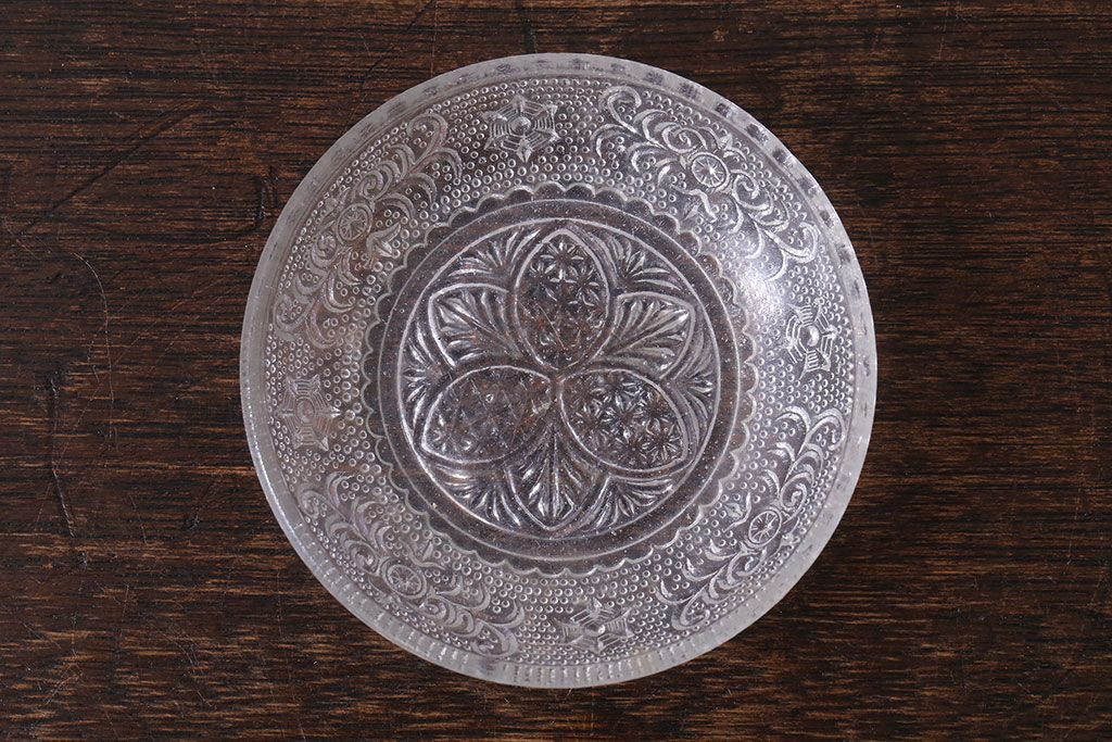アンティーク雑貨　大正期　古い質感が味わい深いプレスガラスの小皿(ガラスプレート)(2)