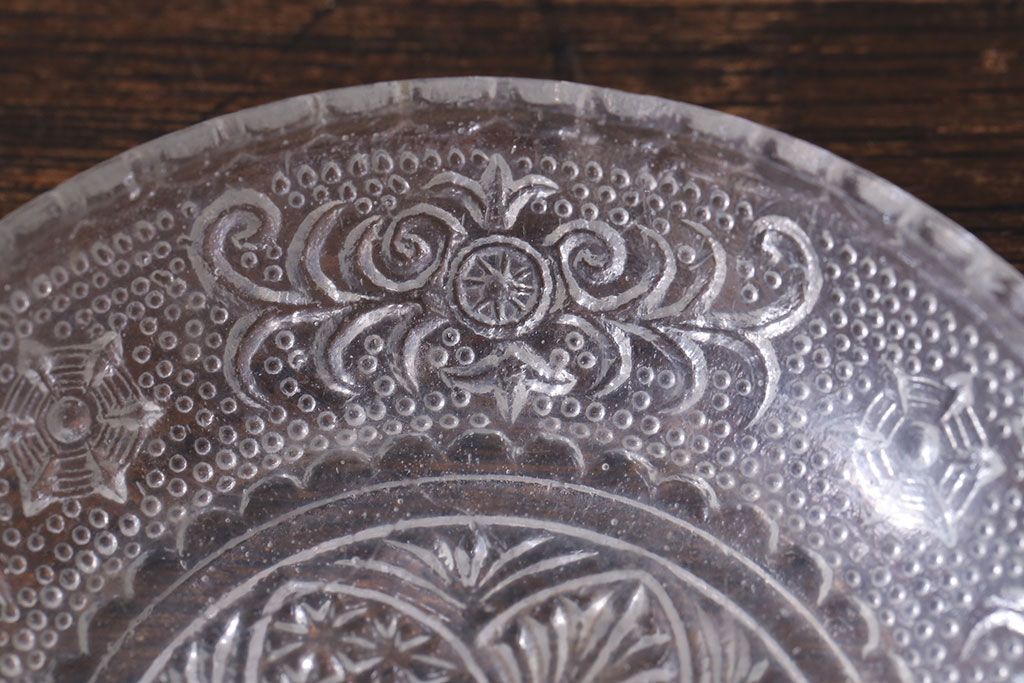 アンティーク雑貨　大正期　古い質感が味わい深いプレスガラスの小皿(ガラスプレート)(2)
