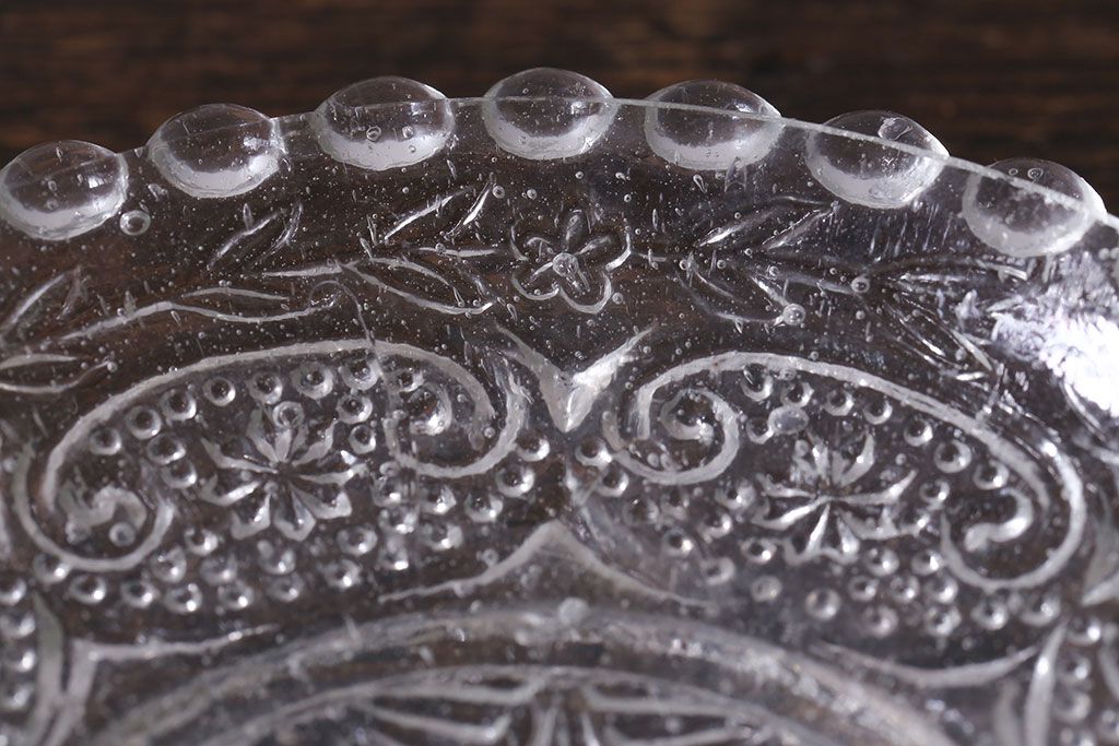 アンティーク雑貨　大正期　古い質感が味わい深いプレスガラスの小皿(ガラスプレート)(3)