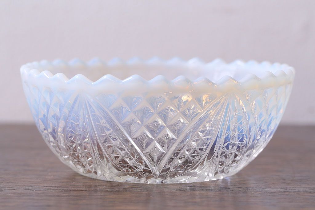 アンティーク雑貨　昭和期　優しい乳白色が魅力のプレスガラス小鉢(ガラスボウル)