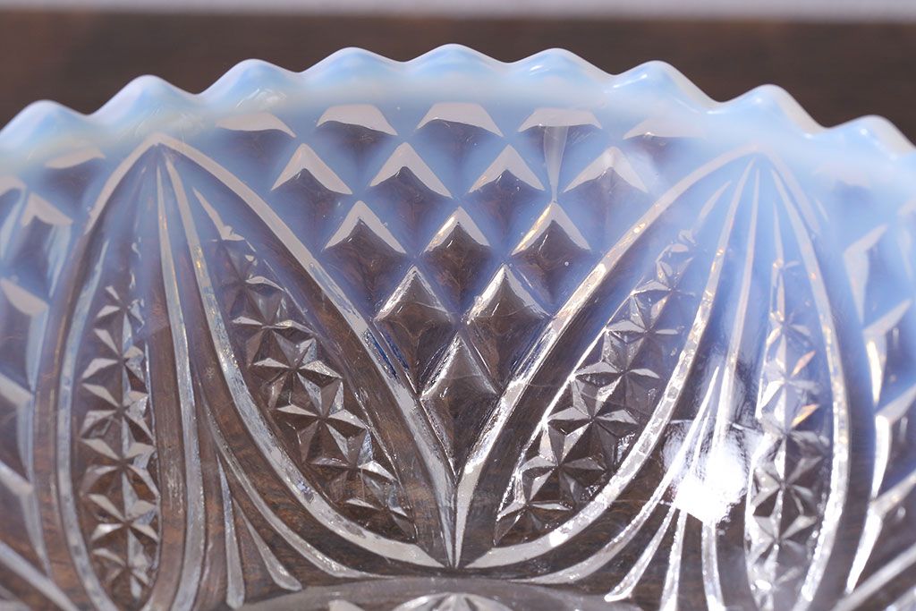 アンティーク雑貨　昭和期　優しい乳白色が魅力のプレスガラス小鉢(ガラスボウル)