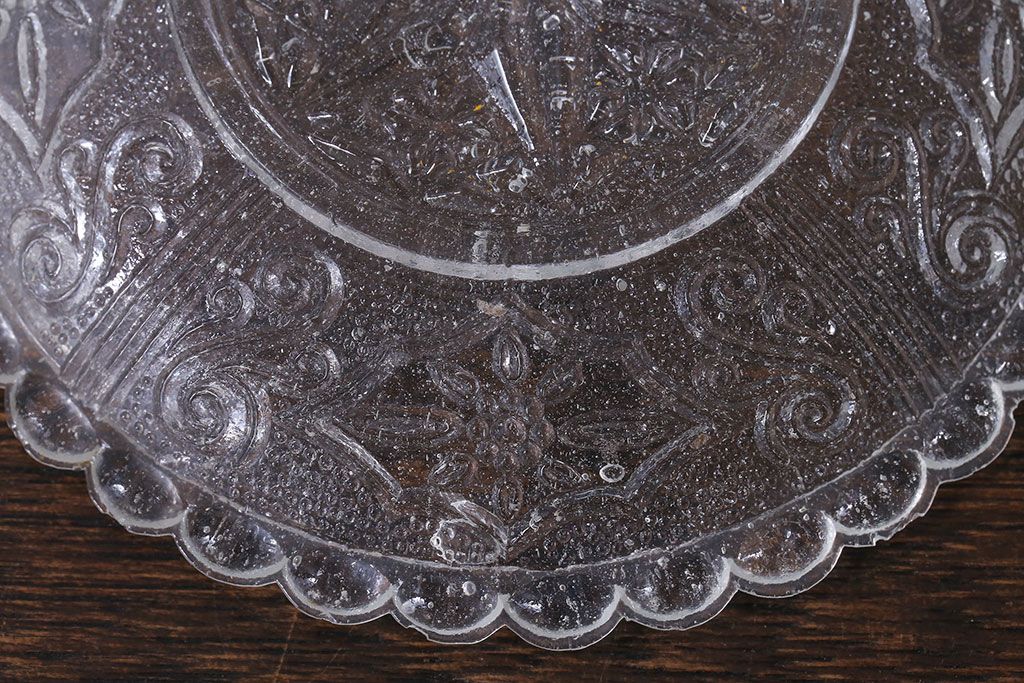 アンティーク雑貨　大正期　星・ダイヤ　唐草文　古い質感が味わい深いプレスガラスの小皿(ガラスプレート)