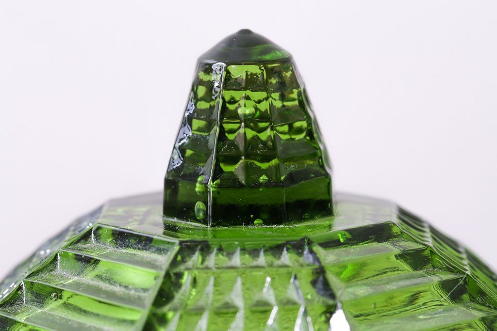 アンティーク雑貨　昭和初期!　味わい深い緑色のプレスガラスのキャンディーポット(蓋付き器、小物入れ)