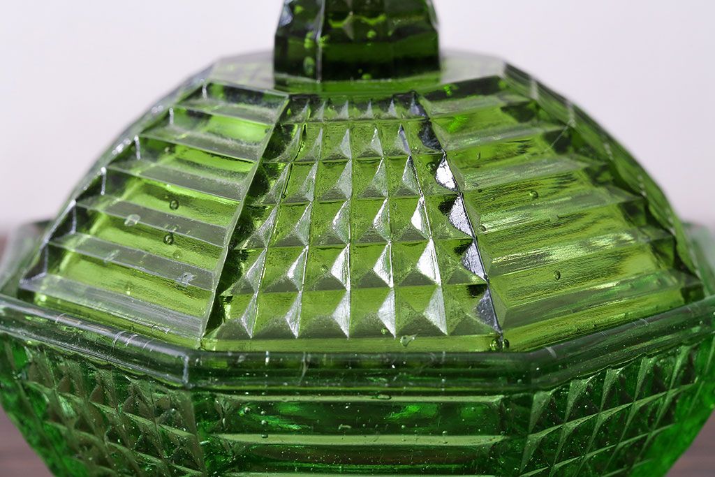 アンティーク雑貨　昭和初期!　味わい深い緑色のプレスガラスのキャンディーポット(蓋付き器、小物入れ)