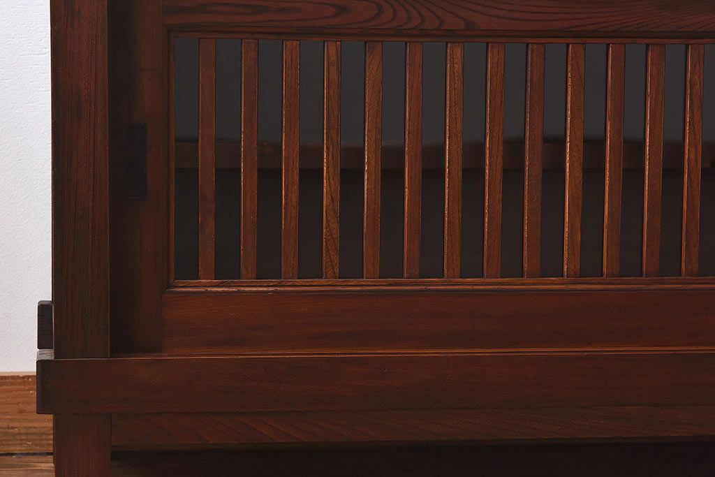 アンティーク家具　和製アンティーク　前面欅材　格子が美しい水屋箪笥ローボード(リビングボード、テレビ台、キャビネット、収納棚)