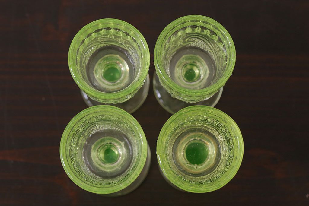 アンティーク雑貨　フランスビンテージ　ウランガラス製　リキュールグラス4つとプレートのセット(ガラス杯、酒器、脚付コップ)