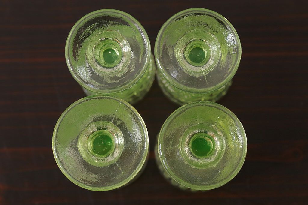 アンティーク雑貨　フランスビンテージ　ウランガラス製　リキュールグラス4つとプレートのセット(ガラス杯、酒器、脚付コップ)