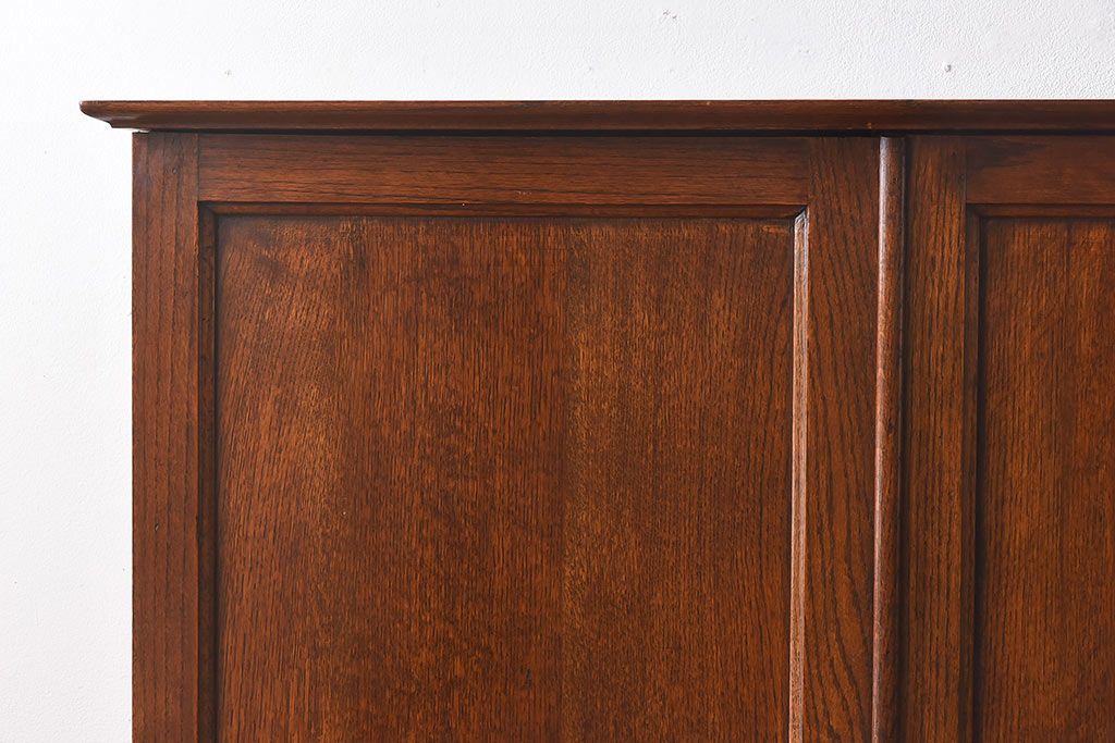 アンティーク家具　イギリスアンティーク　落ち着いた色味のオーク材が魅力のワードローブ(キャビネット、収納棚、戸棚)