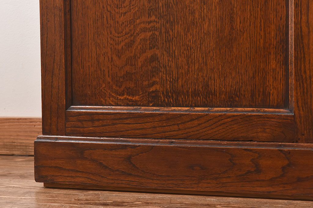 アンティーク家具　イギリスアンティーク　落ち着いた色味のオーク材が魅力のワードローブ(キャビネット、収納棚、戸棚)
