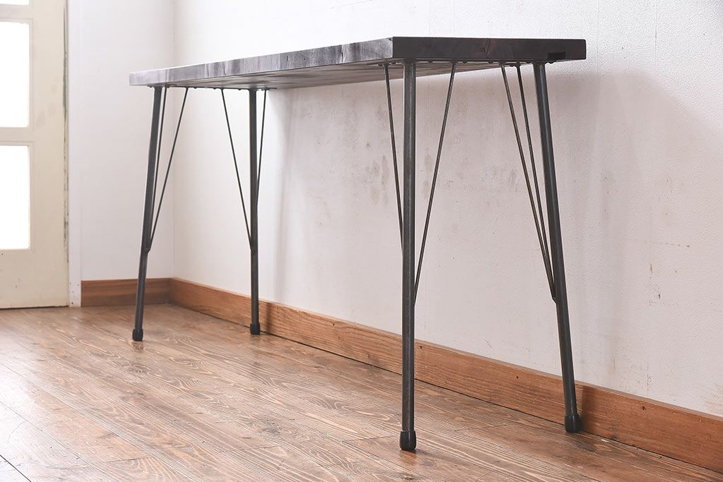 アンティーク家具　和製アンティーク　古材一枚板使用　シンプルなデザインが魅力の鉄脚テーブル(コンソールテーブル)
