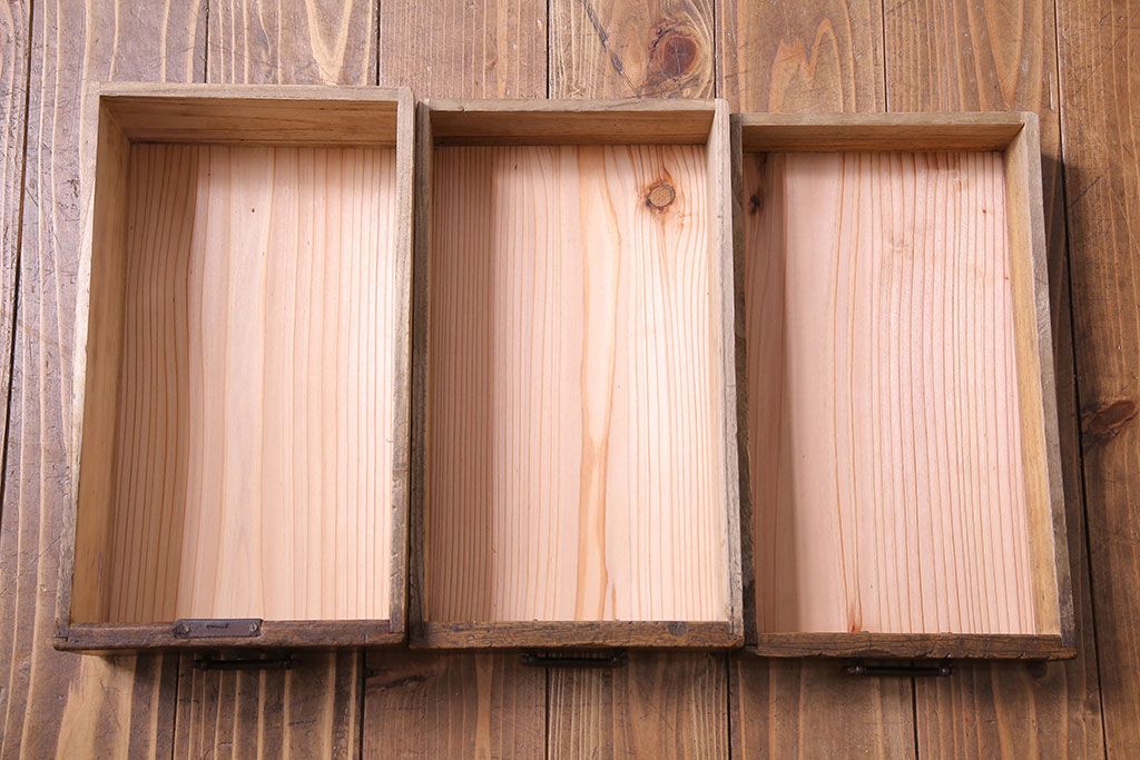 アンティーク家具　和製アンティーク　古い引手が味わい深い小引き出し(小物入れ、小物収納)