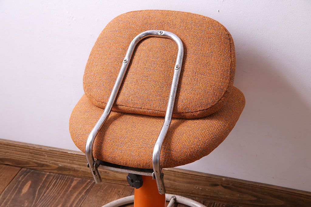 レトロ家具　昭和レトロ　柔らかなオレンジ色が可愛らしいワークチェア(イス、回転椅子)