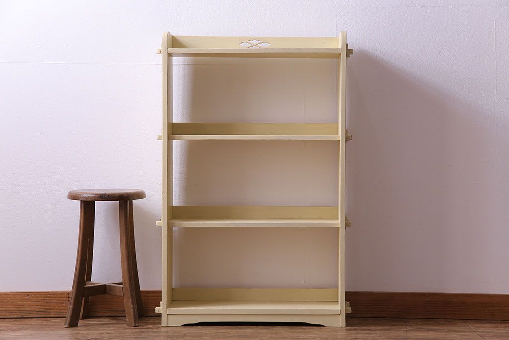 アンティーク家具 柔らかなクリーム色のアンティークペイントが