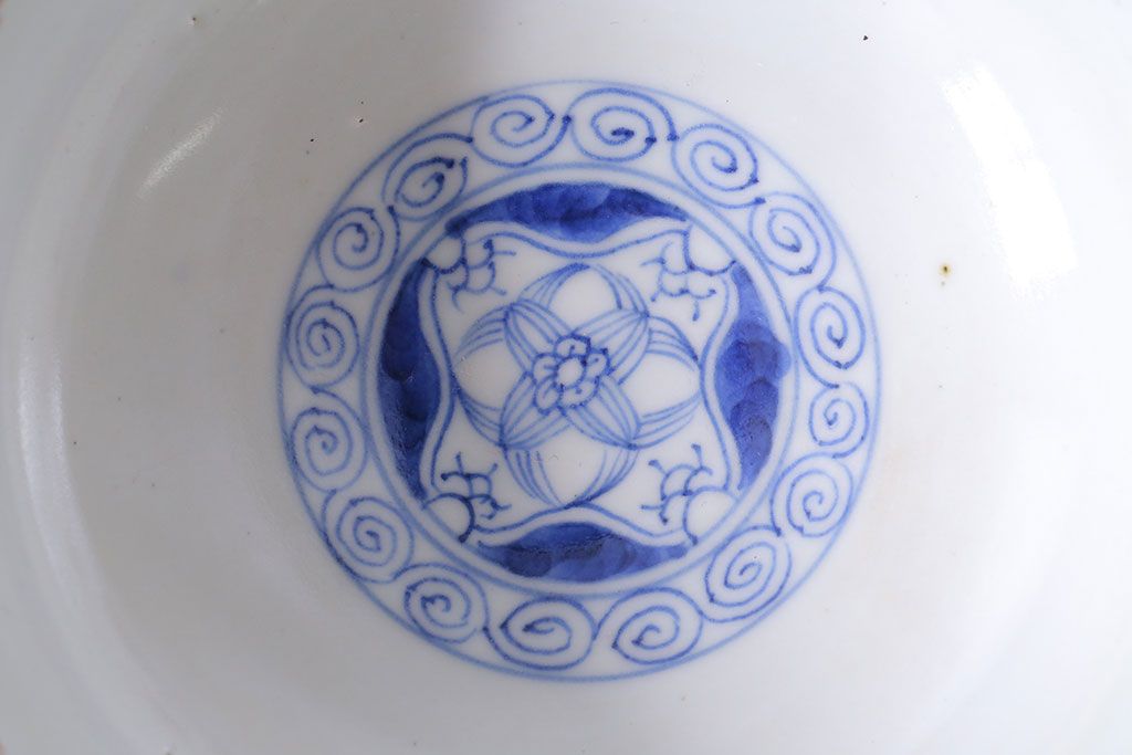 江戸期　大明成化年製　古伊万里　赤絵南蛮図染付　蓋茶碗(2)
