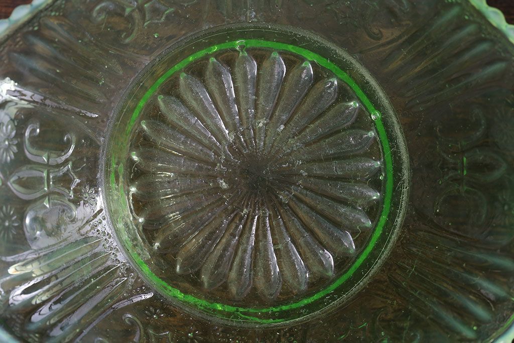 アンティーク雑貨　大正期　乳白縁　ウランガラス　フリル皿(プレート)(1)