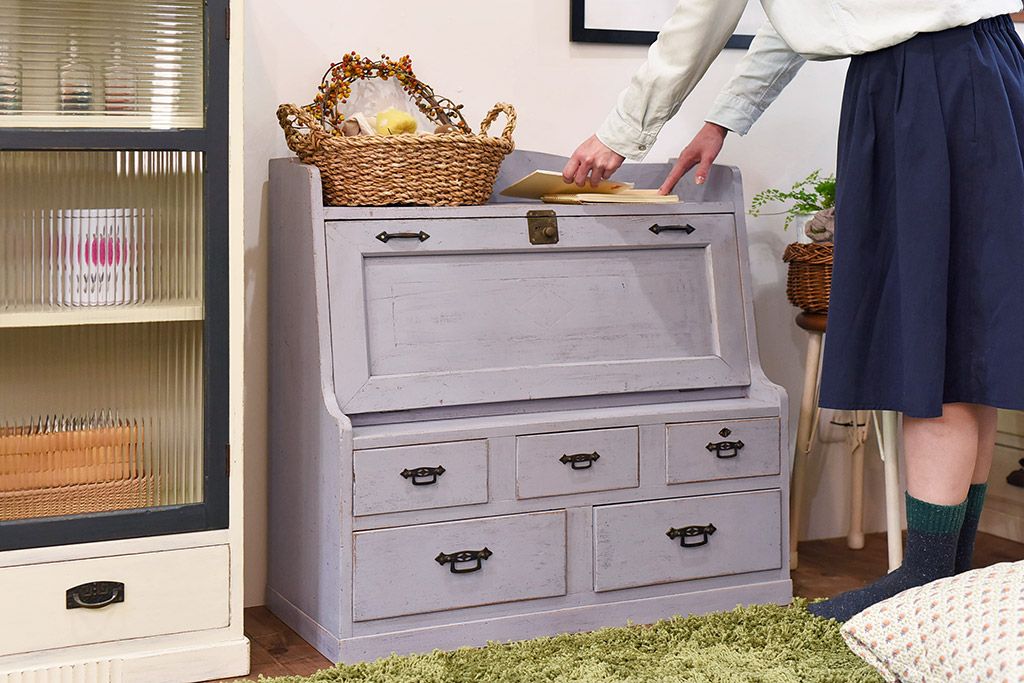 ペイント家具 ラベンダーのような色がかわいらしい小さな ペイント家具 ラベンダーのような色がかわいらしい小さな