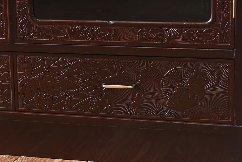 中古　前面の花模様が美しい鎌倉彫の茶棚(戸棚、茶箪笥、収納棚)