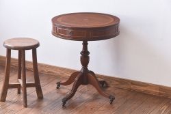 西洋家具　キャスター付き　クラシカルなサイドテーブル(ランプテーブル)