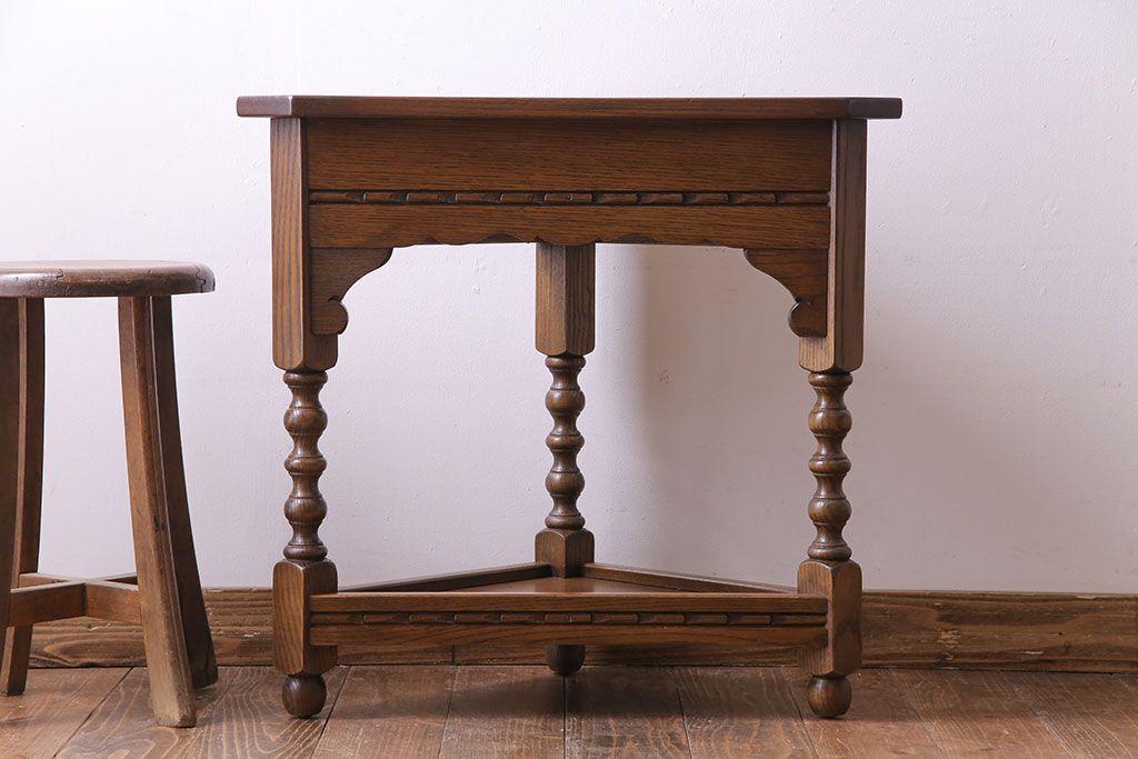 アンティーク雑貨　中古　old charm(オールドチャーム)　オーク材　三角の木製コーナーテーブル(コーナーラック、花台)