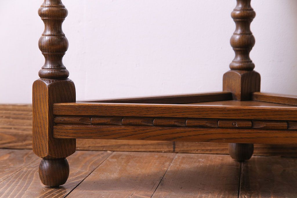 アンティーク雑貨　中古　old charm(オールドチャーム)　オーク材　三角の木製コーナーテーブル(コーナーラック、花台)