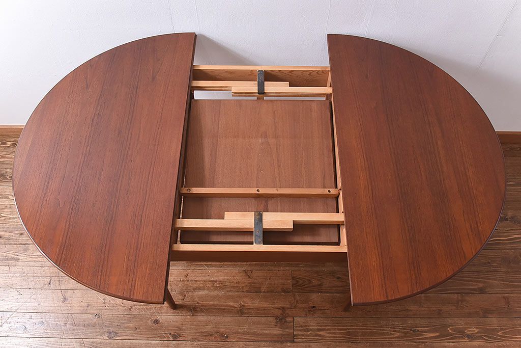 ヴィンテージ家具　北欧ビンテージ　チーク材　杢目が個性的な印象のエクステンションテーブル(ダイニングテーブル、ラウンドテーブル)