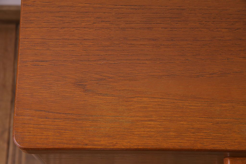 ヴィンテージ家具　イギリスビンテージ　STAG　チーク材　シンプルなデザインのサイドチェスト(引き出し)
