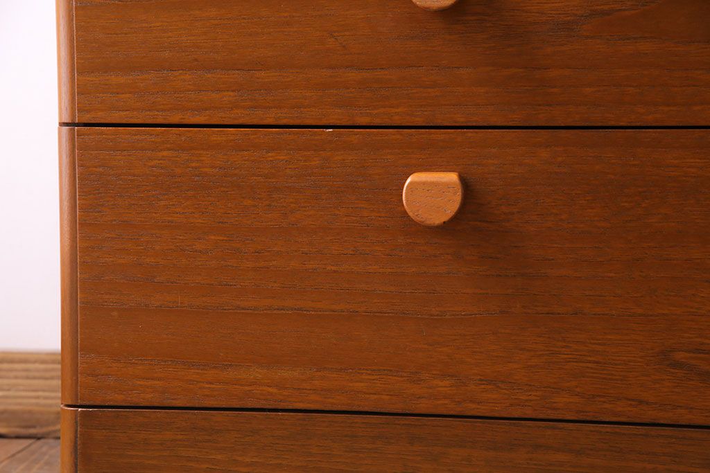 ヴィンテージ家具　イギリスビンテージ　STAG　チーク材　シンプルなデザインのサイドチェスト(引き出し)