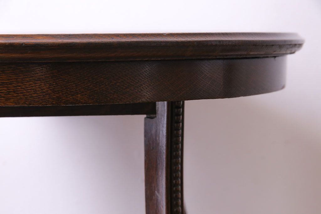 アンティーク家具　アンティーク　オーク材　脚の意匠が目を引くサイドテーブル(ラウンドテーブル、花台)