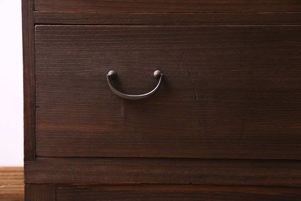 アンティーク家具　和製アンティーク　当時ものの取っ手!シンプルな脚付箪笥ローチェスト(ローボード、衣装箪笥)