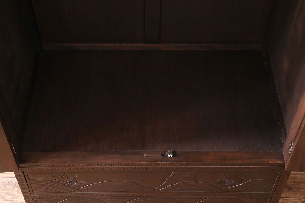 中古　伝統工芸　軽井沢彫り　迫力のある意匠が魅力のワードローブ(洋服タンス)