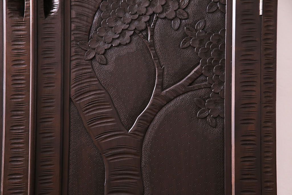 中古　伝統工芸　軽井沢彫り　迫力のある意匠が魅力のワードローブ(洋服タンス)