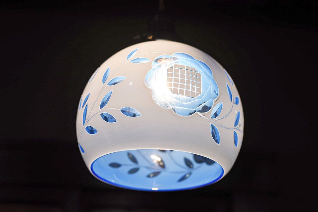 大正期 青ガラス乳白被切子電笠(薔薇の図)(ペンダントライト、天井照明