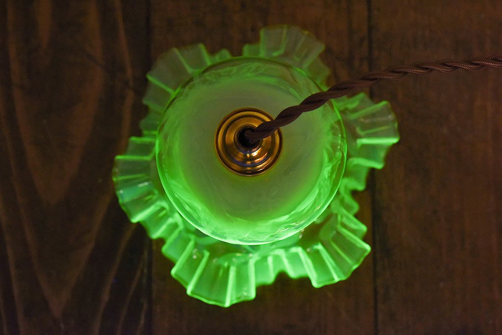 おしゃれな空間作りに活躍するウランガラス製フリルシェード(電笠、天井照明)