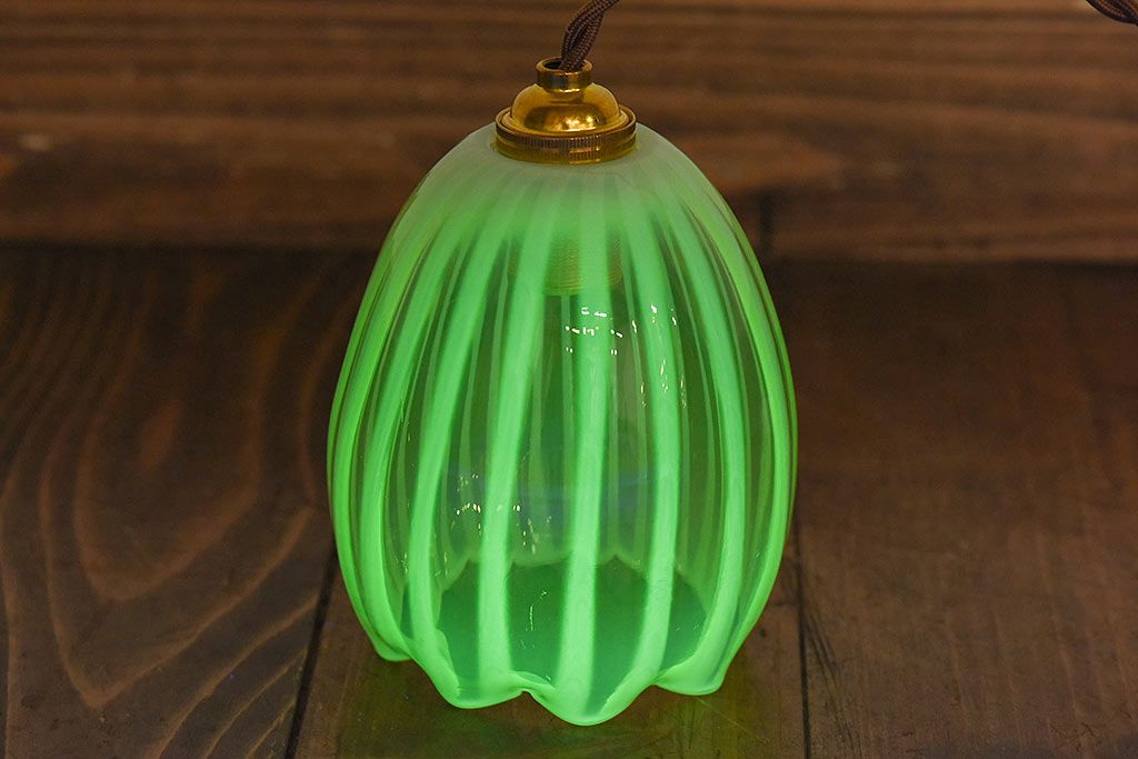 つぼみのようなデザインが可愛らしいウランガラス製シェード(電笠、天井照明)