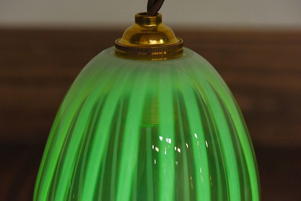 つぼみのようなデザインが可愛らしいウランガラス製シェード(電笠、天井照明)