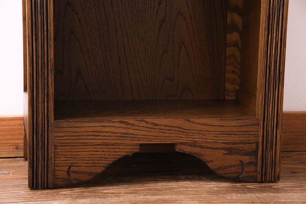 中古　old charm(オールドチャーム) シンプルな作りと細かな意匠が魅力のブックケース(本棚、書棚、飾り棚)