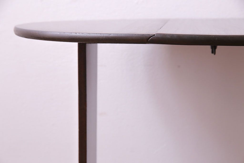 アンティーク家具　イギリスアンティーク　コンパクトに畳める回転式バタフライテーブル(サイドテーブル)