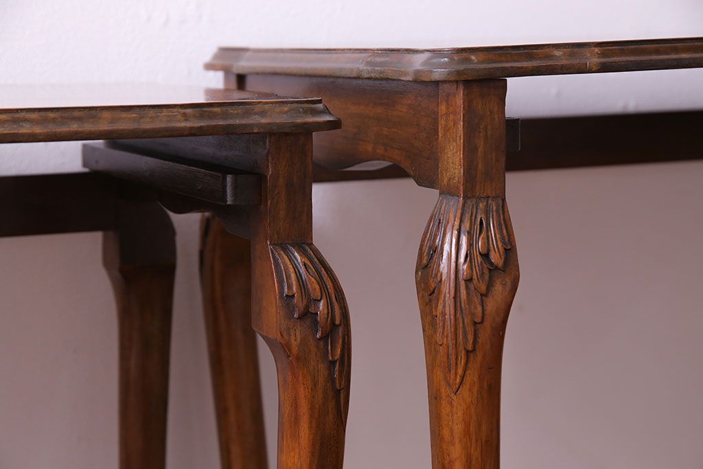アンティーク家具　イギリスアンティーク　杢目と上品なデザインが美しいネストテーブル(サイドテーブル、カフェテーブル)